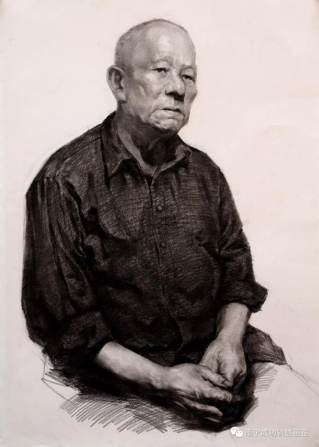 人物素描坐姿正面范画赏析